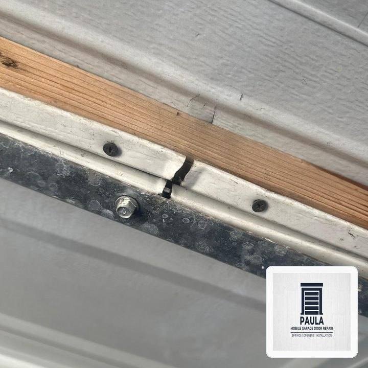 Paula Mobile Garage Door Repair Dispatch in Topsfield (Boxford Area): Heavy-Duty EPDM Perimeter & Bottom Seal Weatherproofing - Topsfield, MA